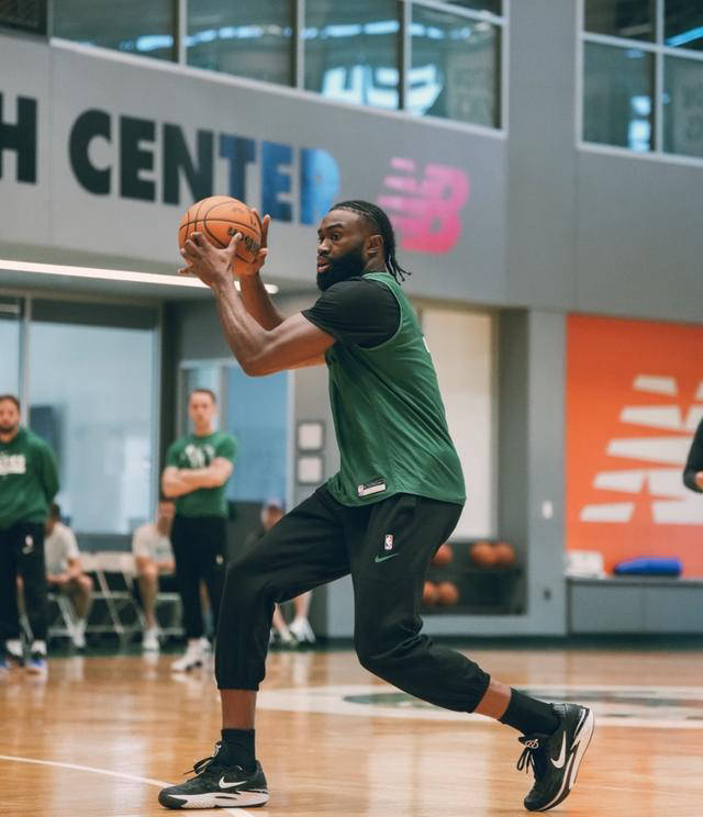 爱游戏APP-包含NBA总决赛赛程吃紧,波士顿凯尔特人冲刺阶段防线松动,气氛紧张,训练强度明显提升的词条